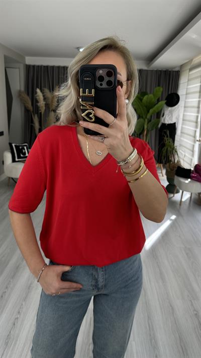 YARIM KOL, YAKA VE KOLU SİM DETAYLI KIRMIZI TRİKO