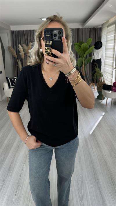 YARIM KOL, YAKA VE KOLU SİM DETAYLI SİYAH TRİKO