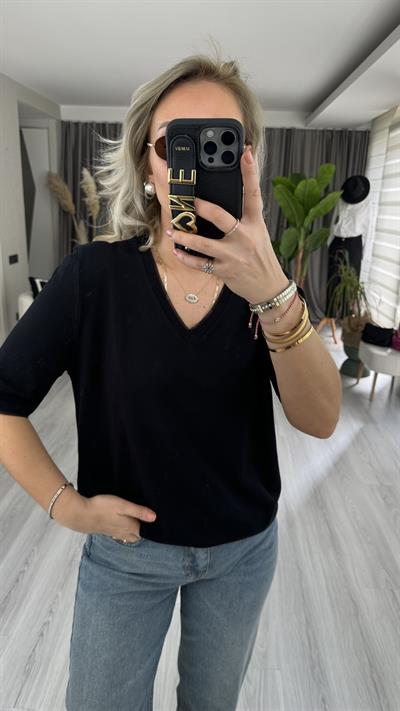 YARIM KOL, YAKA VE KOLU SİM DETAYLI SİYAH TRİKO