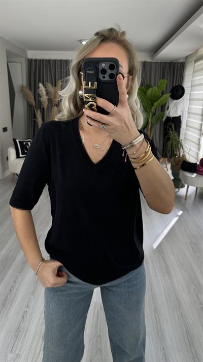 YARIM KOL, YAKA VE KOLU SİM DETAYLI SİYAH TRİKO