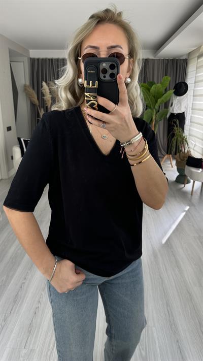 YARIM KOL, YAKA VE KOLU SİM DETAYLI SİYAH TRİKO