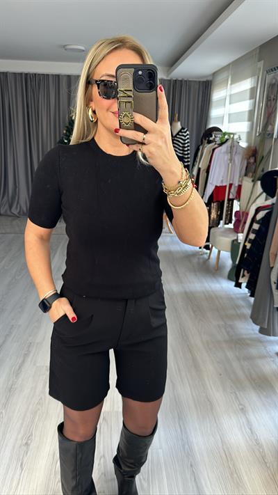 Yüksek Yakalı Siyah T-shirt