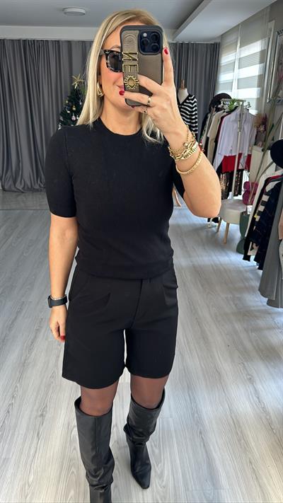 Yüksek Yakalı Siyah T-shirt