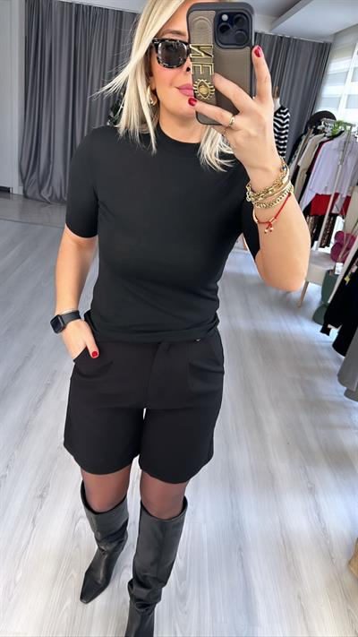 YÜKSEK YAKALI SİYAH TİŞÖRT