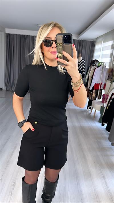 YÜKSEK YAKALI SİYAH TİŞÖRT