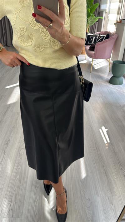 Yumuşacık Siyah Midi Boy Deri Etek