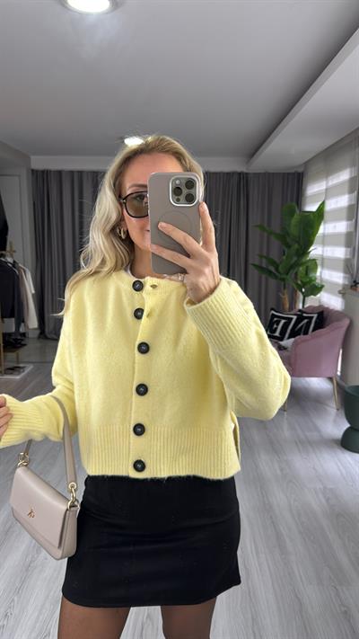 Yumuşak Dokulu Yırtmaçlı Sarı Triko Hırka