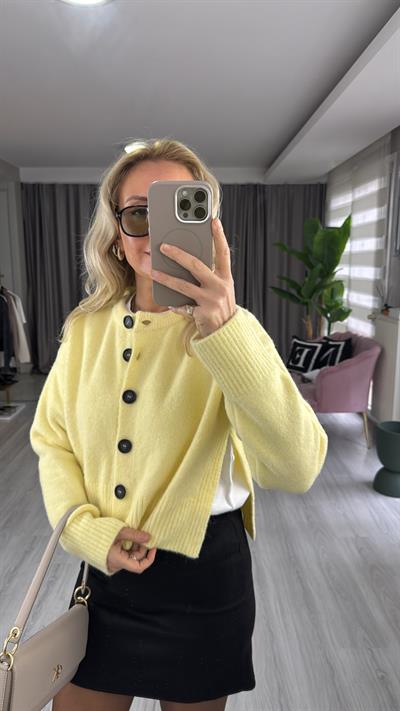 Yumuşak Dokulu Yırtmaçlı Sarı Triko Hırka