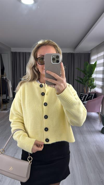 Yumuşak Dokulu Yırtmaçlı Sarı Triko Hırka