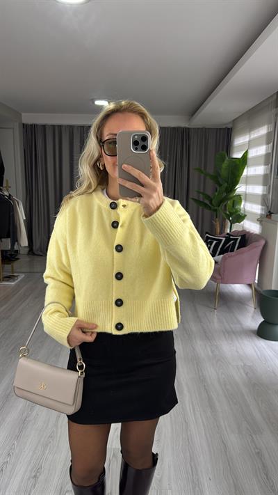 Yumuşak Dokulu Yırtmaçlı Sarı Triko Hırka