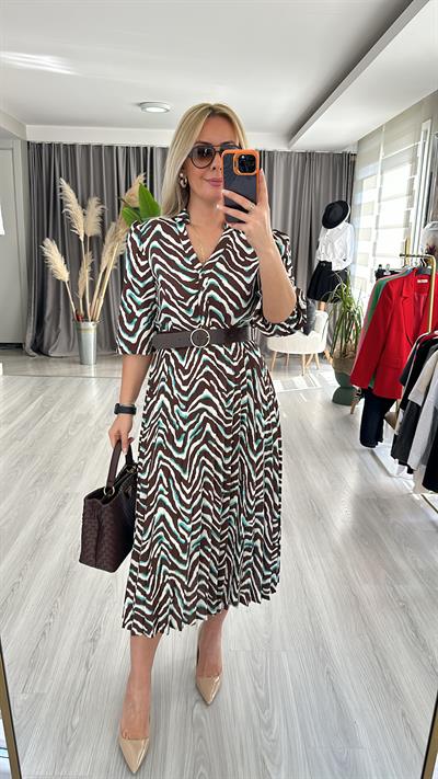 ZEBRA DESENLİ, ETEĞİ PİLİSELİ KEMERLİ KAHVE RENGİ ELBİSE