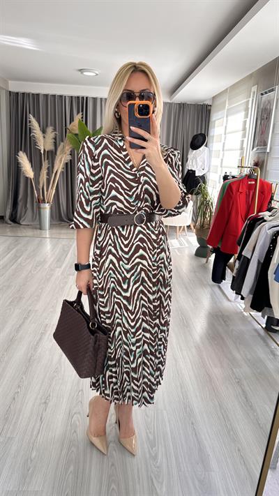 ZEBRA DESENLİ, ETEĞİ PİLİSELİ KEMERLİ KAHVE RENGİ ELBİSE