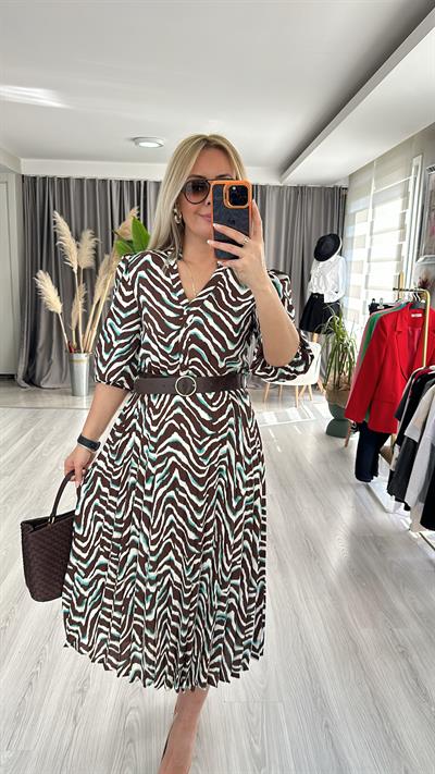 ZEBRA DESENLİ, ETEĞİ PİLİSELİ KEMERLİ KAHVE RENGİ ELBİSE