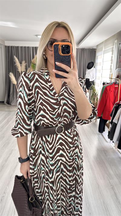 ZEBRA DESENLİ, ETEĞİ PİLİSELİ KEMERLİ KAHVE RENGİ ELBİSE
