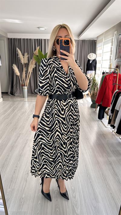 ZEBRA DESENLİ, ETEĞİ PİLİSELİ KEMERLİ SİYAH ELBİSE