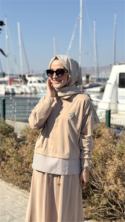 taşlı broş ve ekose detaylı fermuarlı sweatshirt