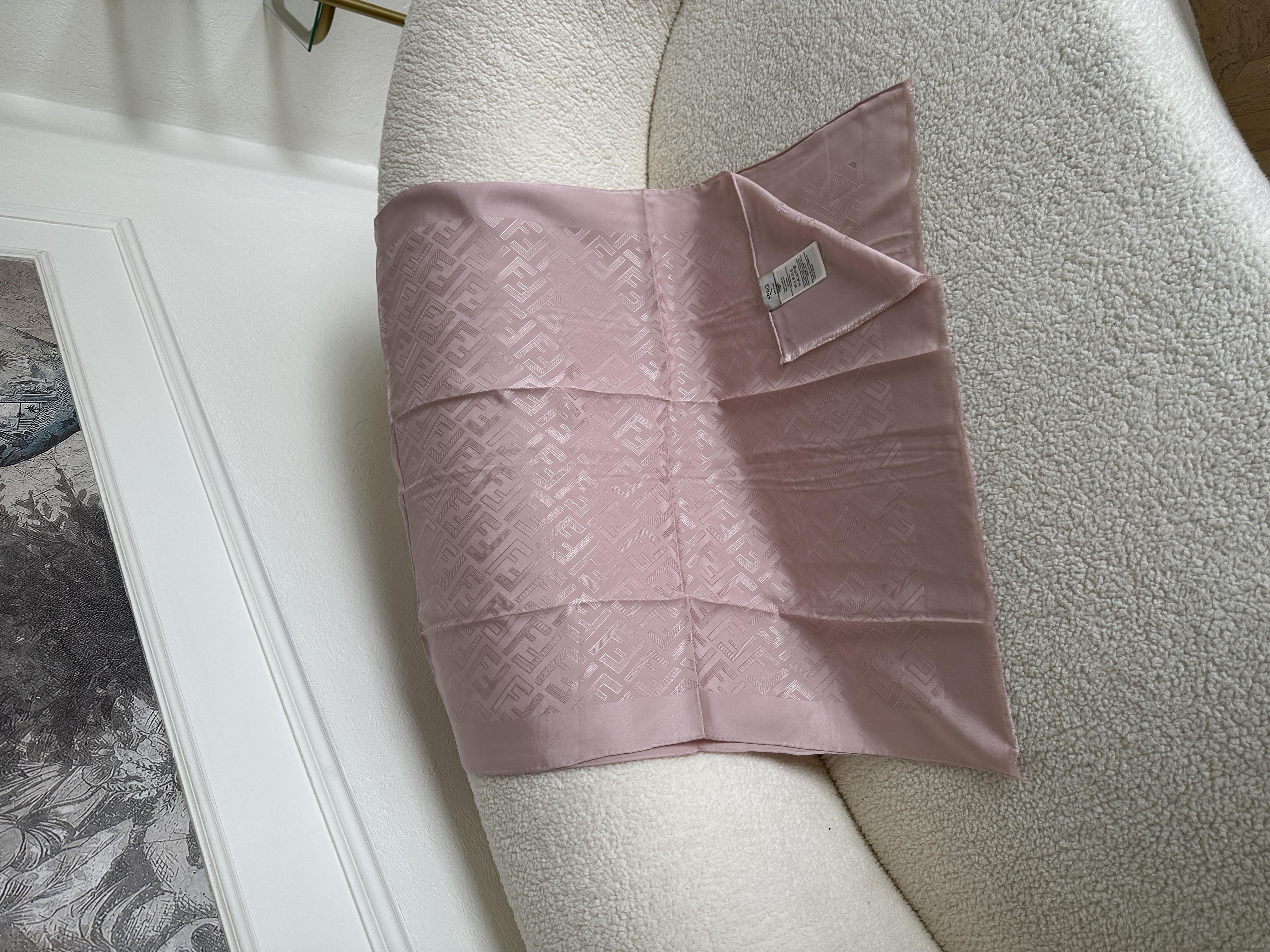 FENDİ SAF İPEK PUDRA PEMBE