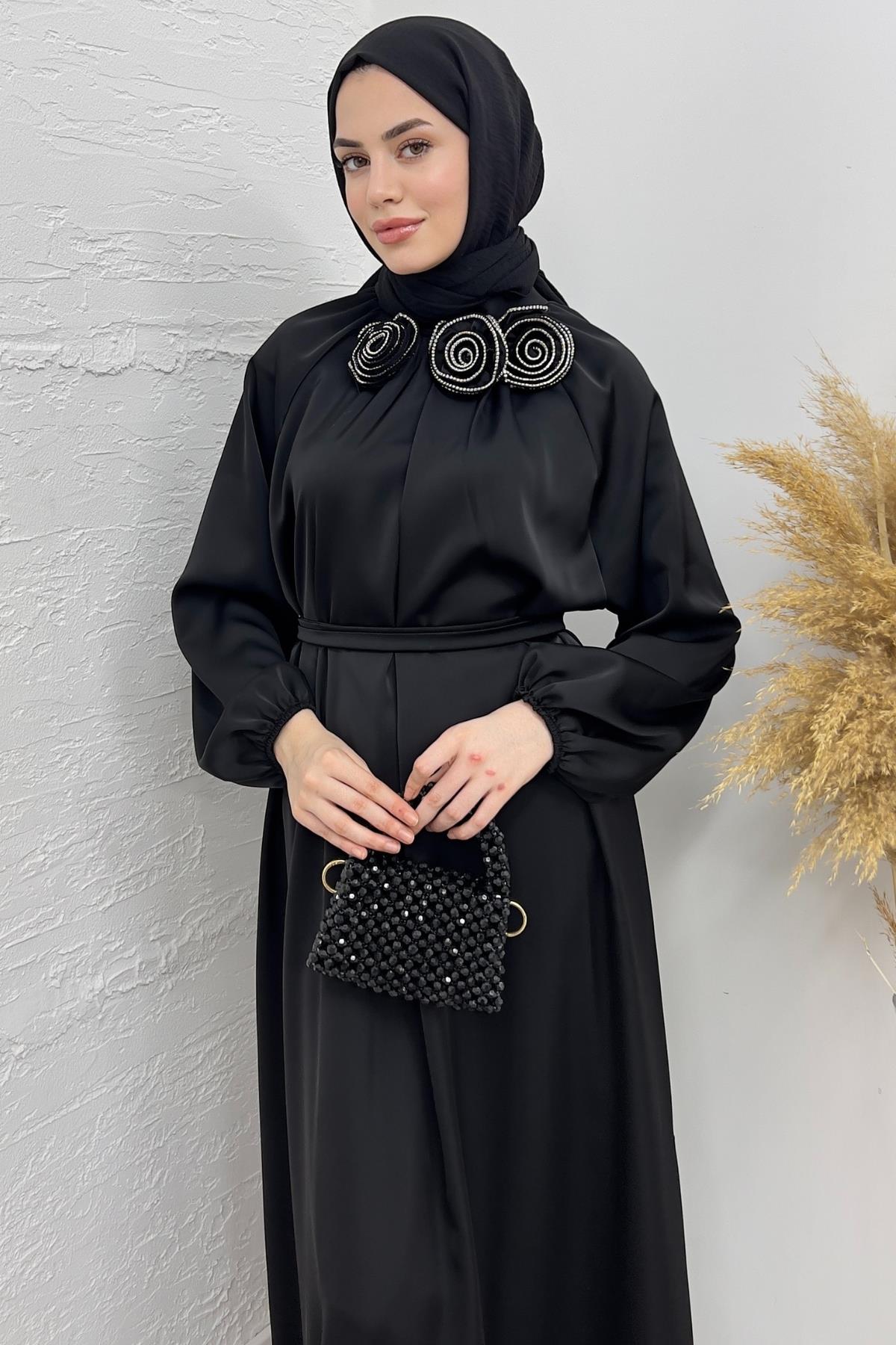 ELBİSEKaren Saten Gül Detaylı Elbise 6231 Siyah