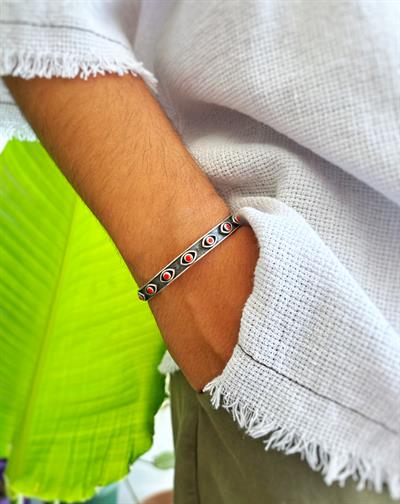 Kırmızı Detaylı Göz Kelepçe Bileklik