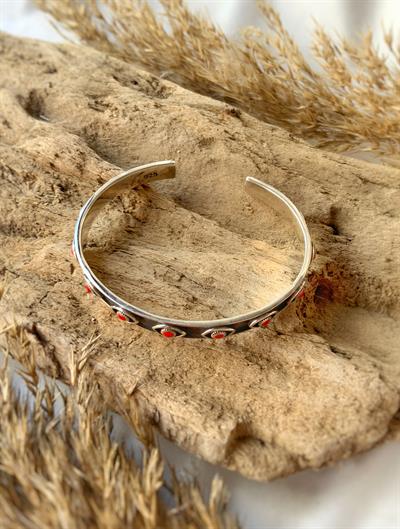 Kırmızı Detaylı Göz Kelepçe Bileklik