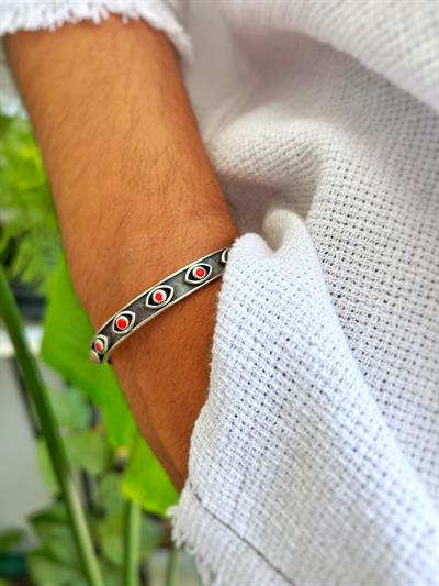 Kırmızı Detaylı Göz Kelepçe Bileklik