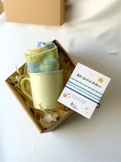 Sarı Bardak Çorap Bileklik Hediye Seti