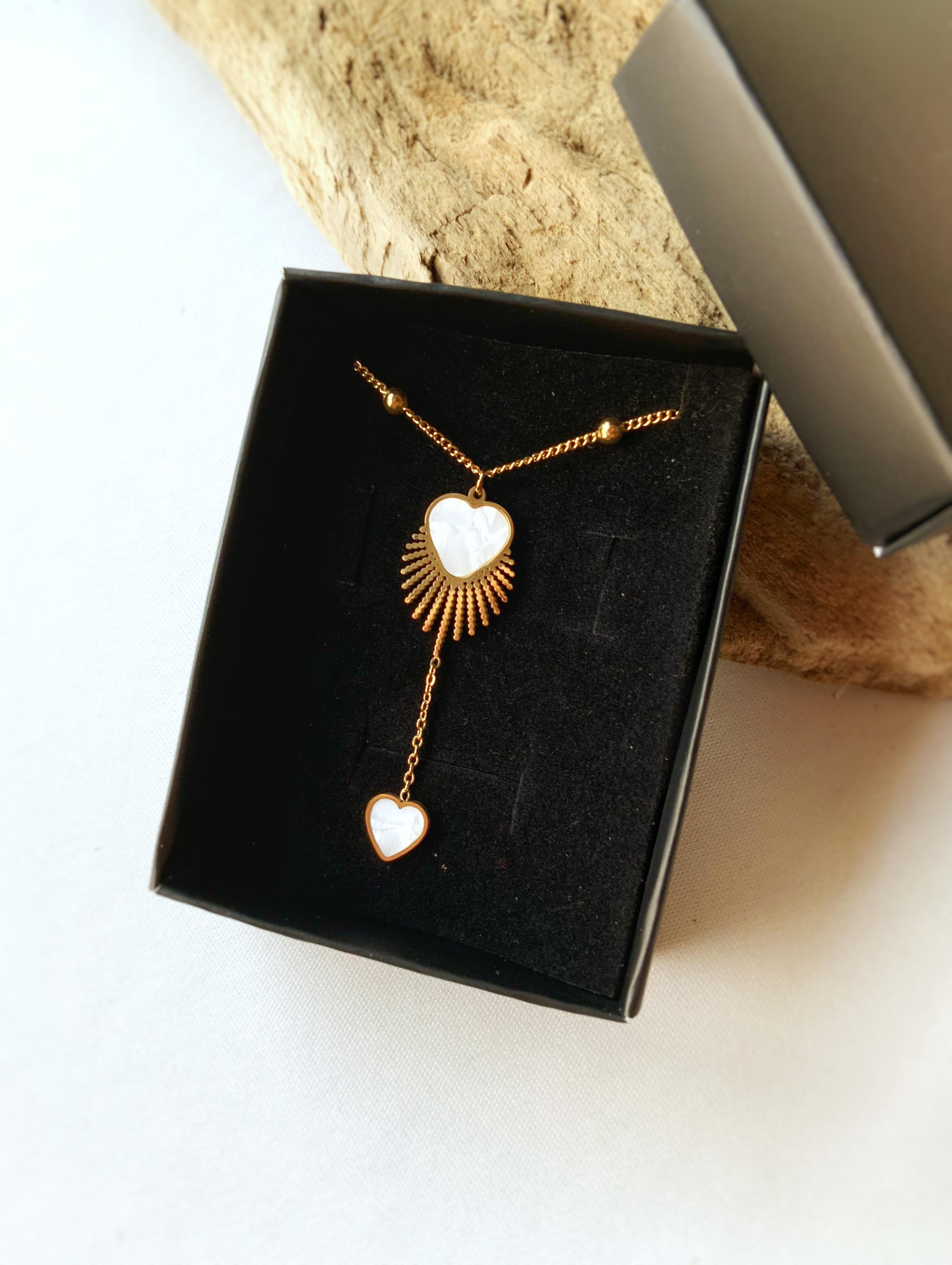 Beyaz Kalp Detaylı Çelik Kolye