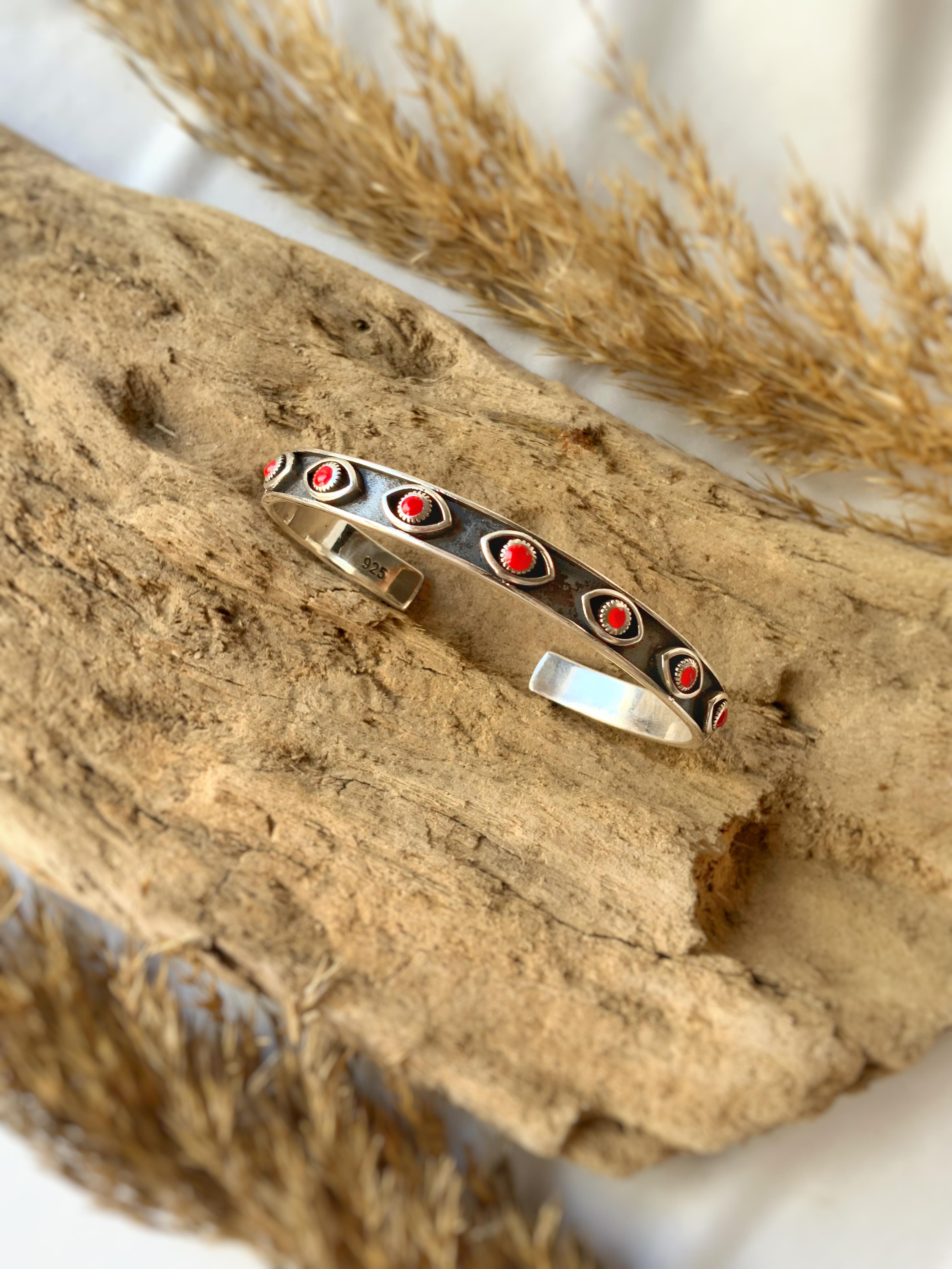 Kırmızı Detaylı Göz Kelepçe Bileklik