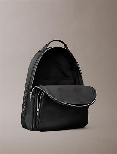 Calvin Klein Erkek Ayarlanabilir Askılı Fermuarlı Ön Bölmeli Siyah Sırt Çantası LV04D3282G-UB1
