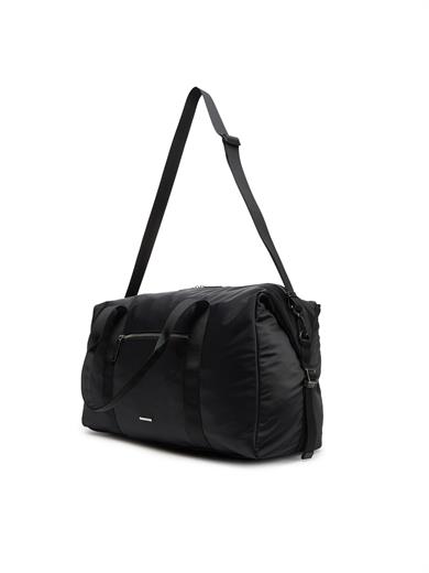 Calvin Klein Erkek Ayarlanabilir Askılı Fermuar Bölmeli Geniş İç Hacimli Siyah Spor Çanta LV04D3043G-UB1