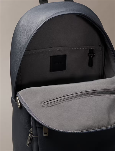 Calvin Klein Erkek Fermuar Kapama Küçük Bölme CK Yazı Desen Deri Metal Logo Gri Sırt Çantası LV04D3155G-PCX