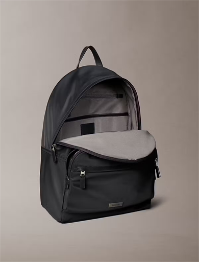 Calvin Klein Erkek Fermuar Kapama Küçük Bölme CK Yazı Desen Deri Metal Logo Siyah Sırt Çantası LV04D3143G-UB1