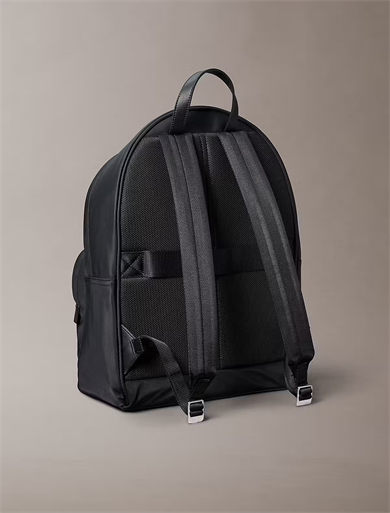 Calvin Klein Erkek Fermuar Kapama Küçük Bölme CK Yazı Desen Deri Metal Logo Siyah Sırt Çantası LV04D3143G-UB1
