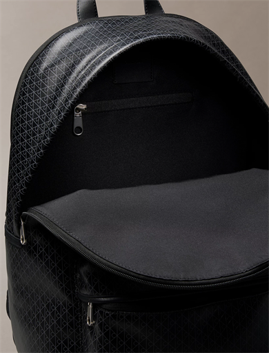 Calvin Klein Erkek Fermuar Kapama Küçük Bölme CK Yazı Desen Deri Metal Logo Siyah Sırt Çantası LV04D3313G-UB1