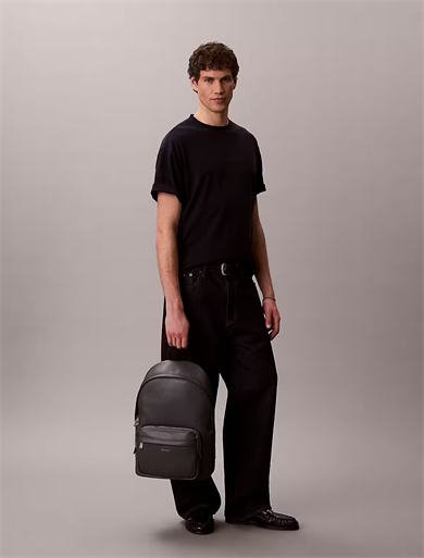 Calvin Klein Erkek Fermuar Kapama Küçük Bölme CK Yazı Desen Deri Metal Logo Gri Sırt Çantası LV04D3155G-PCX