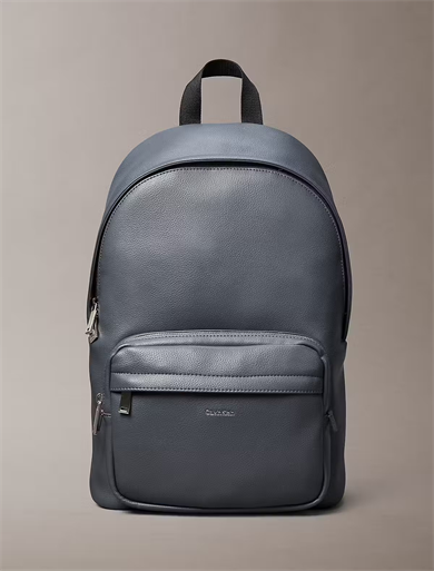 Calvin Klein Erkek Fermuar Kapama Küçük Bölme CK Yazı Desen Deri Metal Logo Gri Sırt Çantası LV04D3155G-PCX