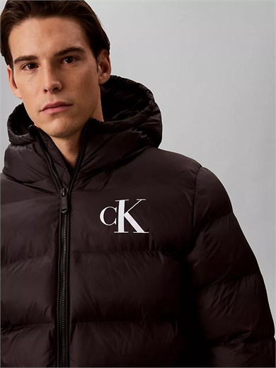 Calvin Klein Erkek Kapitoneli Kapüşonlu Su Tutmayan ve Nefes Alabilen Kumaş Ördek Tüyü Dolgulu Siyah Mont LV04RG513G-UB1
