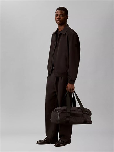 Calvin Klein Erkek Logo Baskılı Fermuar Bölmeli Geniş İç Hacimli Siyah Seyahat Çantası LV04D3385G-UB1