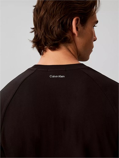 Calvin Klein Erkek Regular Fit Yuvarlak Yakalı Omuzları Şerit Çizgili Kısa Kollu Siyah T-Shirt LV04RH201G-UB1