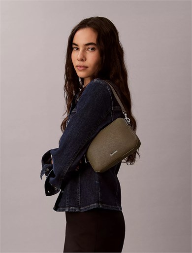 Calvin Klein Kadın Askı Ayarlanabilir Calvin Klein Yazılı Fermuar Kapama Deri Yeşil Çanta LV04F3656G-LI1