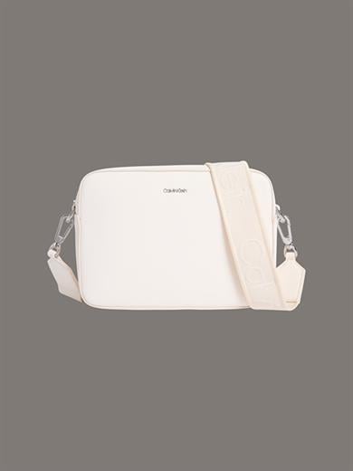 Calvin Klein Calvin Klein Kadın Ayarlanabilir ve Çıkarılabilir Omuz Askılı Kabartma Logolu Bej Omuz Çantası K60K613145-67U