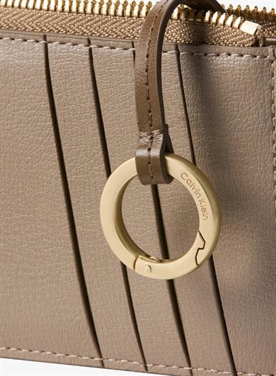 Calvin Klein Kadın CK Desenli Fermuar Kapama Çoklu Kart Bölmeli Bej Cüzdan LV04F1084G-3I6