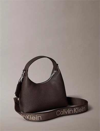 Calvin Klein Calvin Klein Kadın CK Logolu Çapraz Omuz Askılı Deri Fermuar Kapamalı Kahverengi Çanta LV04F3892G-BAL