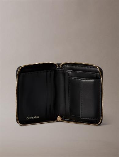 Calvin Klein Kadın CK Monogram Logolu Fermuar Kapamalı Bozuk Para Cepli Ekstra Kart Bölmeli Siyah Cüzdan LV04F1089G-2XA