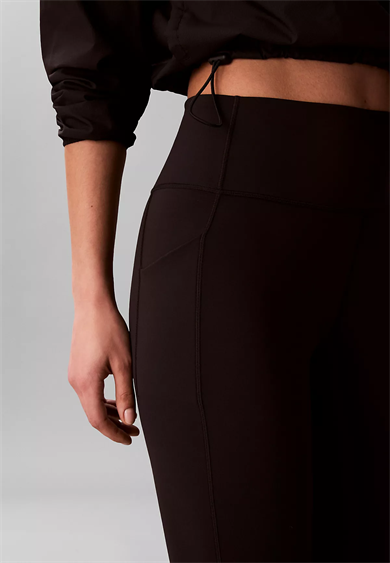 Calvin Klein Kadın Dar Kalıp Logo Detaylı Elastik Bel Bantlı Kısa Paça Siyah Tayt LVGWS6L673-UB1