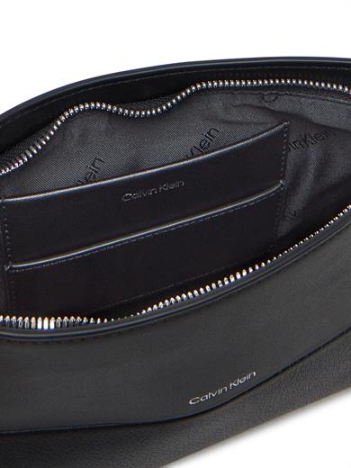 Calvin Klein Kadın Deri Askı Ayarlanabilir Calvin Klein Yazılı Siyah Omuz Çantası K60K613009-BEH