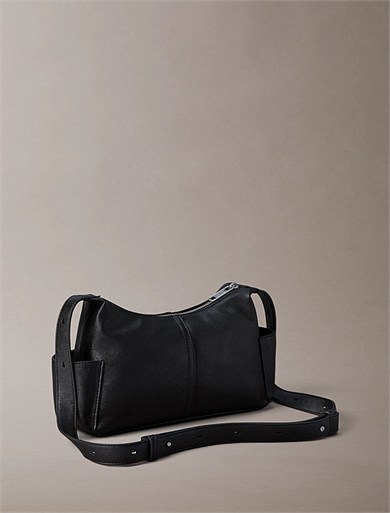 Calvin Klein Kadın Fermuarlı İç Cepli Ayarlanabilir Omuz Askılı Kabartma Monologolu Siyah Çanta LV04F3687G-UB1