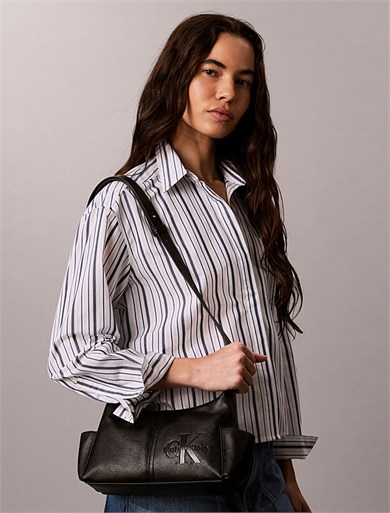 Calvin Klein Kadın Fermuarlı İç Cepli Ayarlanabilir Omuz Askılı Kabartma Monologolu Siyah Çanta LV04F3687G-UB1
