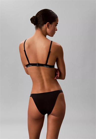 Calvin Klein Kadın İp Askılı Üçgen Gögüs Altı Calvin Yazı Desenli Süngerli Siyah Bikini Üstü LV00Q61208-UB1