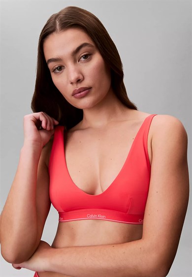 Calvin Klein Kadın Kalın Askı CK Yazı Desenler Slim fit Süngerli Pembe Bikini Üstü LV00Q61207-XKP